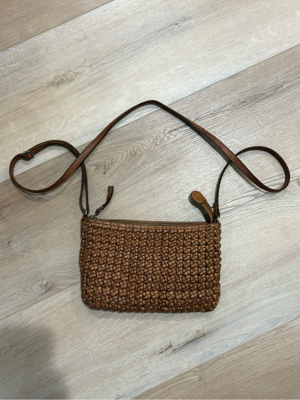 100% leather knotted adjustable strap purse , EUC